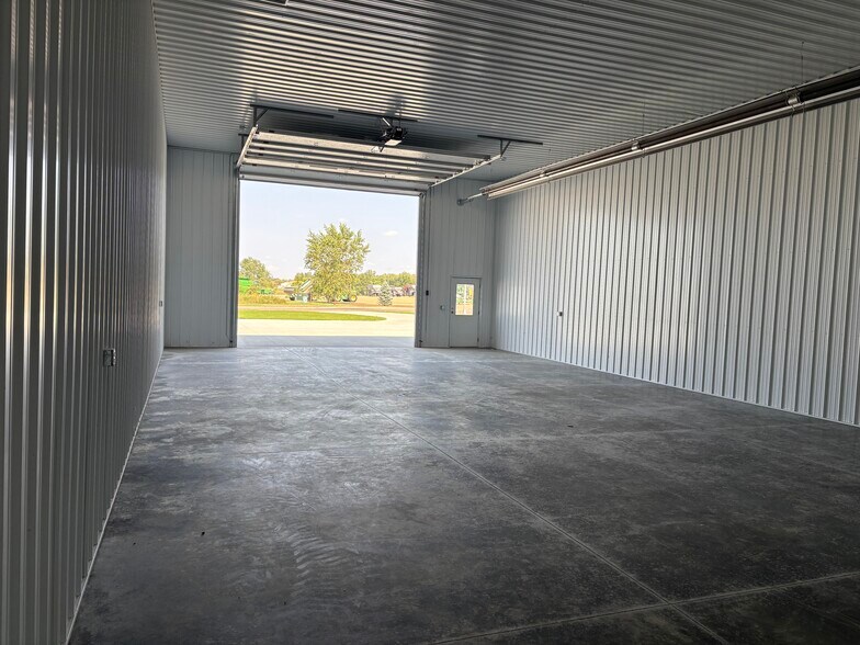 More Photos Of 1301-1337 SE John Deere Cir, Madison Industrial For Sale