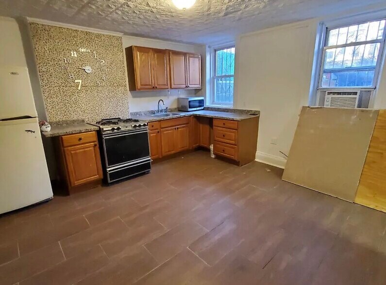 More Photos Of 141 Conselyea St, Brooklyn Multifamily For Sale