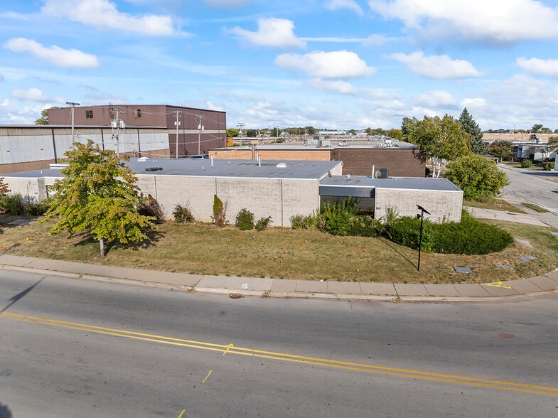 More Photos Of 875 Lively Blvd, Elk Grove Village Warehouse For Lease