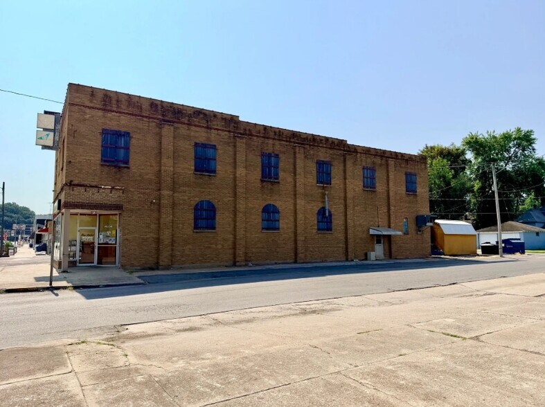 More Photos Of 150 W Yoakum Ave, Chaffee Storefront For Sale