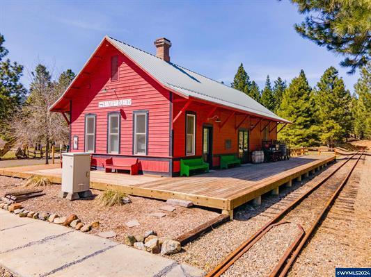 More Photos Of 179 S Mill St, Sumpter Hotel For Sale