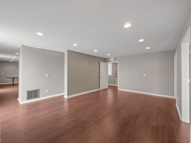 More Photos Of 417 E Eight Mile Rd, Hazel Park Manufacturing For Sale