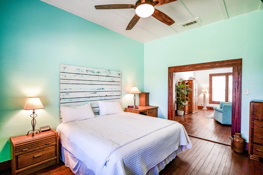 More Photos Of 512 N Travis St, Granbury Hospitality For Sale