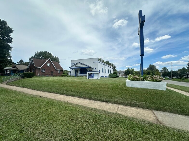 More Photos Of 2245 E Riverside Dr, Indianapolis Religious Facility For Sale