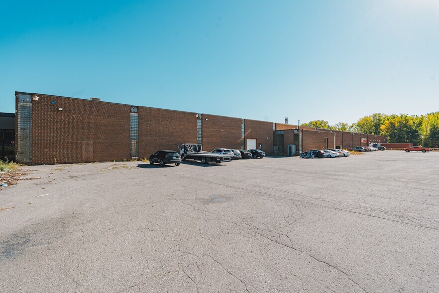 More Photos Of 1000 Boul Saint-Martin O, Laval Warehouse For Lease