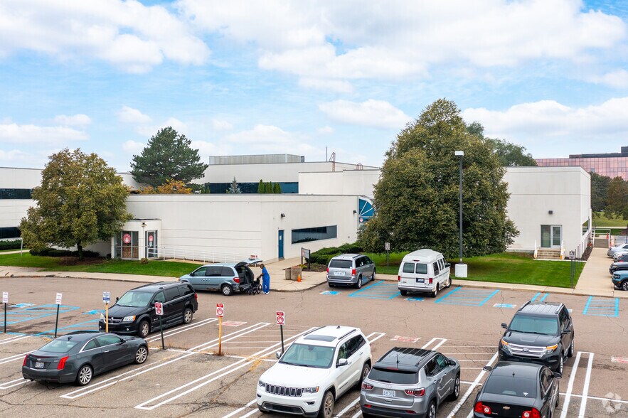 More Photos Of 23800 W 10 Mile Rd, Southfield Medical For Lease