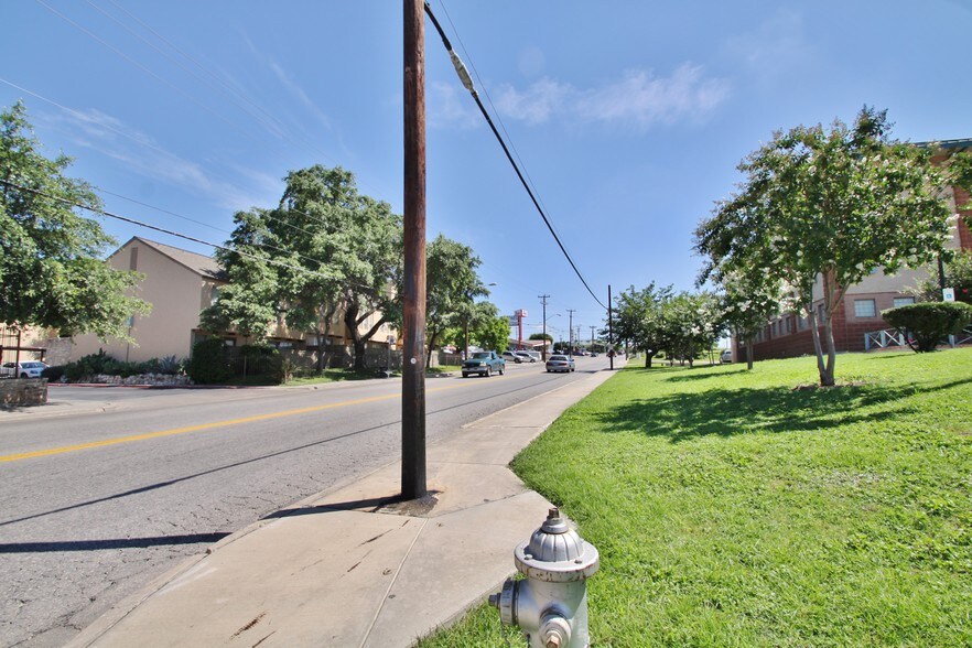More Photos Of 3230 Hillcrest Dr, Balcones Heights Apartments For Lease