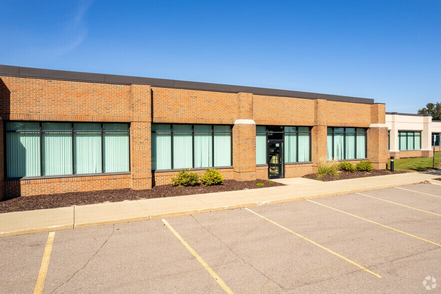 More Photos Of 3903-3985 W Hamlin Rd, Rochester Hills Research And Development For Lease