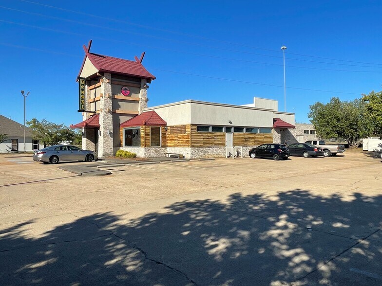 More Photos Of 102 Clinton Center Dr, Clinton Restaurant For Sale