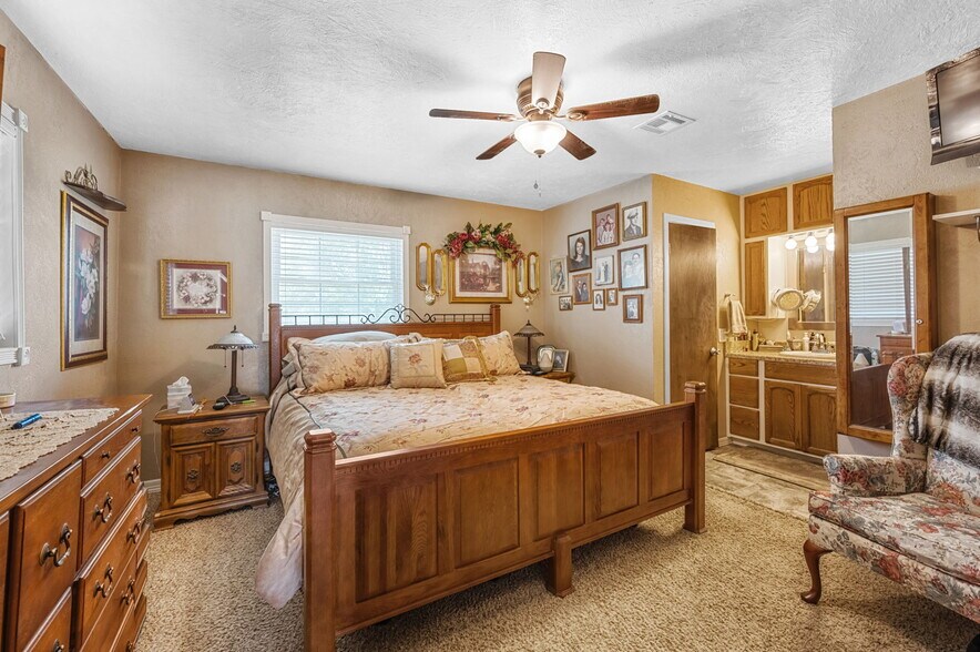 More Photos Of 10277 N 2130 Rd, Foss Convenience Store For Sale