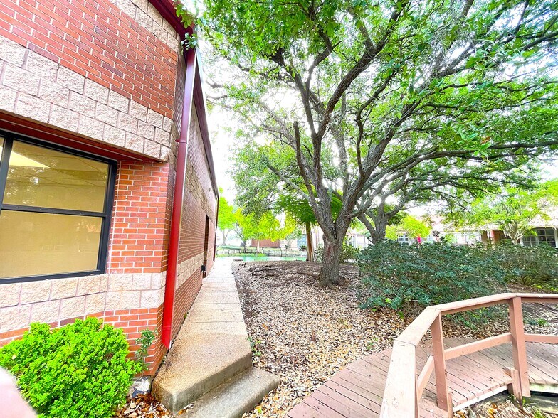 More Photos Of 215 Oak Dr S, Lake Jackson Medical For Lease