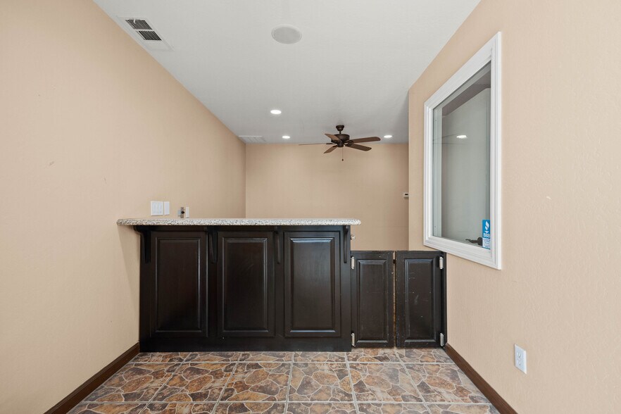 More Photos Of 814 Jackson St, Bakersfield Warehouse For Lease