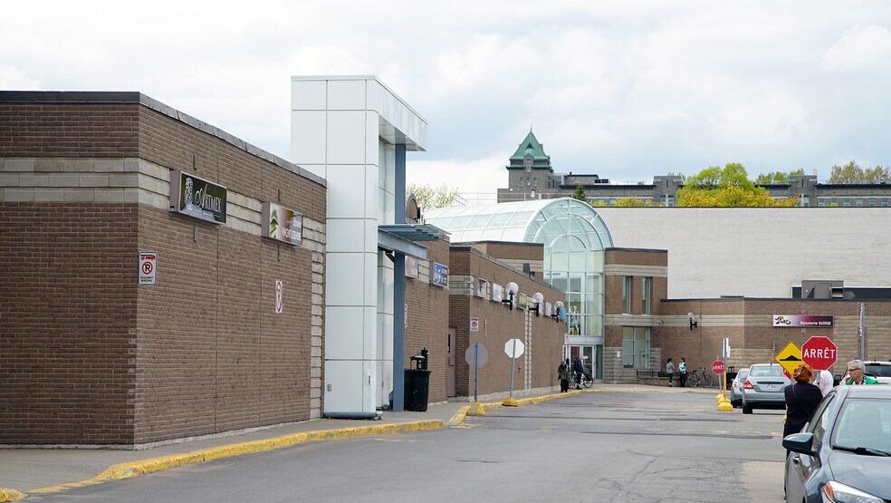 More Photos Of 2485-2541 Boul Sainte-Anne, Québec Storefront For Lease