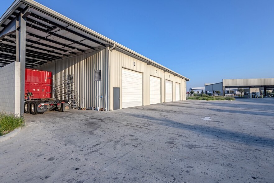 More Photos Of 1207 Beltway Pky, Laredo Warehouse For Lease