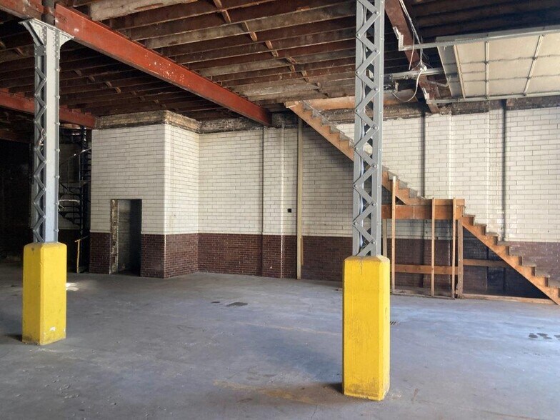 More Photos Of 4837 N Lipps Ave, Chicago Bar For Lease