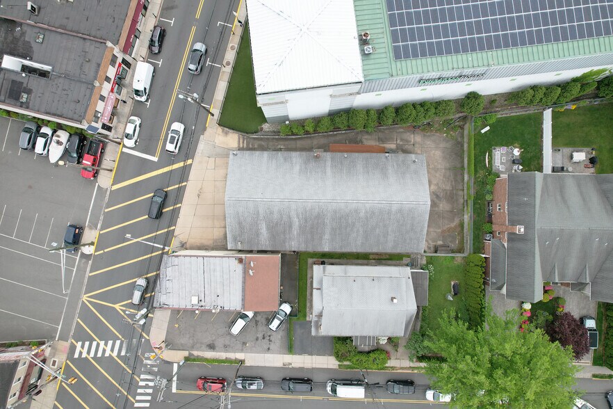 More Photos Of 560 Main St, Fort Lee Freestanding For Sale