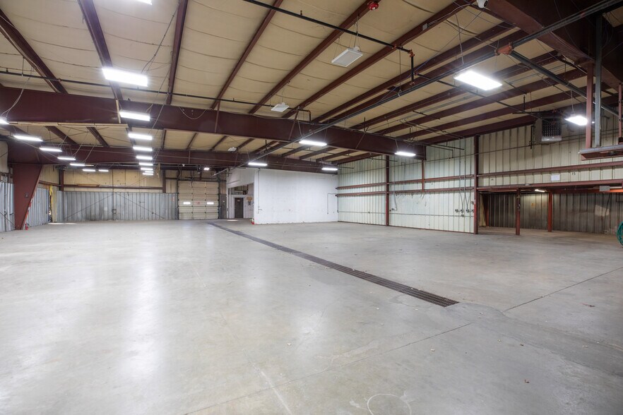 More Photos Of 600-602 NW Libby Ln, Lee's Summit Warehouse For Lease