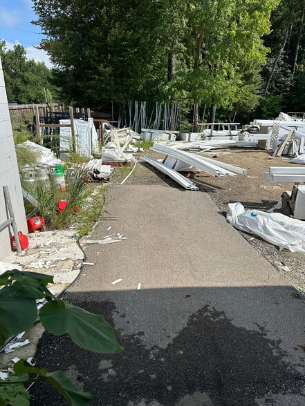 More Photos Of 807 Center St, Apex Warehouse For Lease