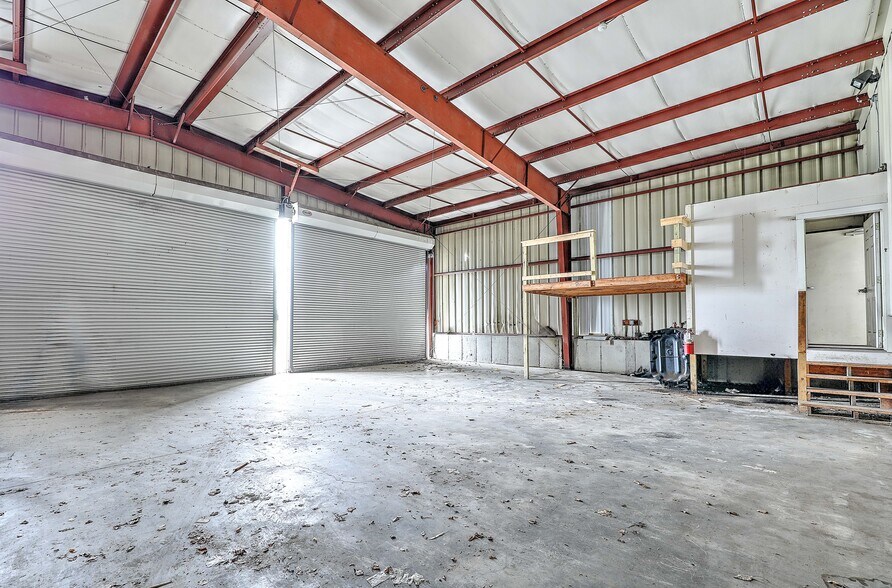More Photos Of 1055 E Main Rd, Portsmouth Warehouse For Lease