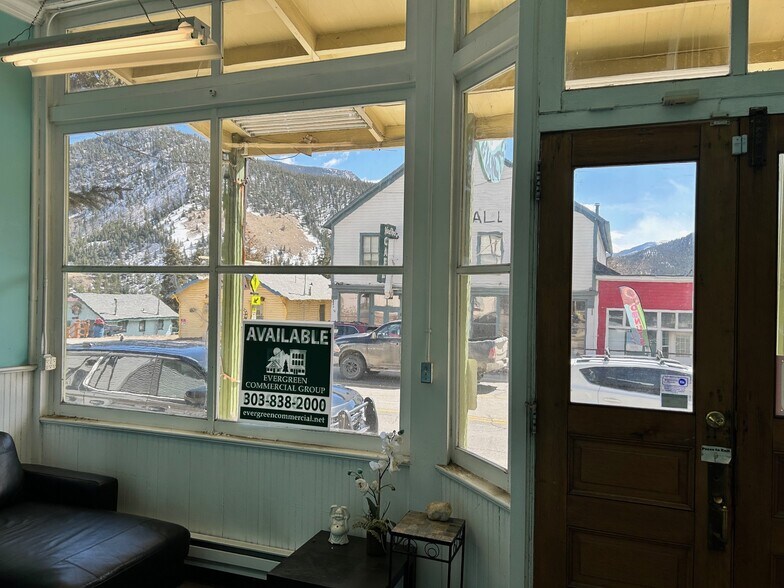 More Photos Of 13 E Park Ave, Empire General Retail For Lease