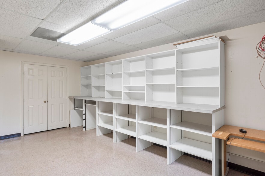 More Photos Of 7003 Kilworth Ln, Springfield Office For Sale