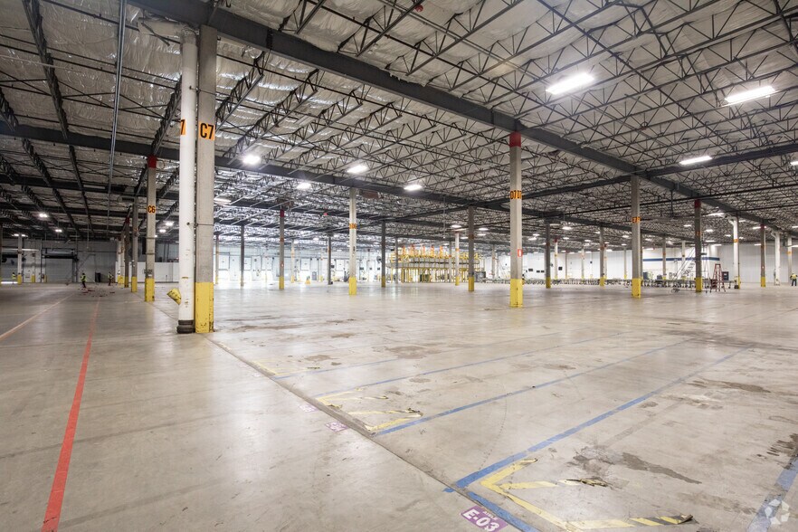 More Photos Of 201 Grumman Rd W, Bethpage Distribution For Lease