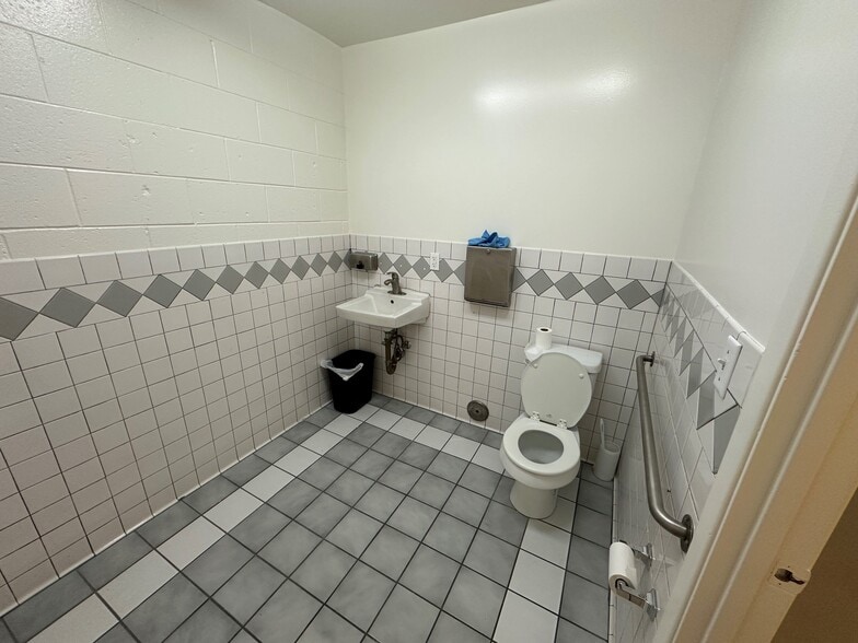 More Photos Of 11435 Chandler Blvd, North Hollywood Research And Development For Sale
