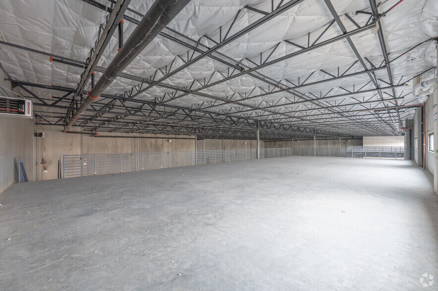 More Photos Of 5765 W Sunset Rd, Las Vegas Distribution For Lease