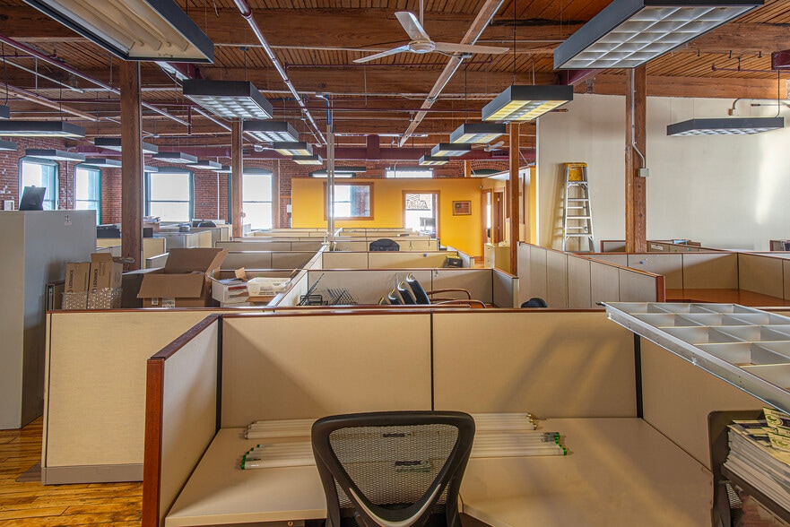 More Photos Of 320 Riverside Dr, Florence Office For Sale