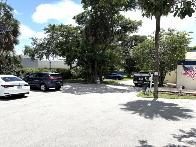 More Photos Of 1505 N State Road 7, Margate Veterinarian Kennel For Sale