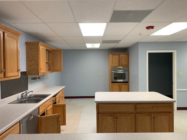 More Photos Of 360 Oak St, Gainesville Office For Sale