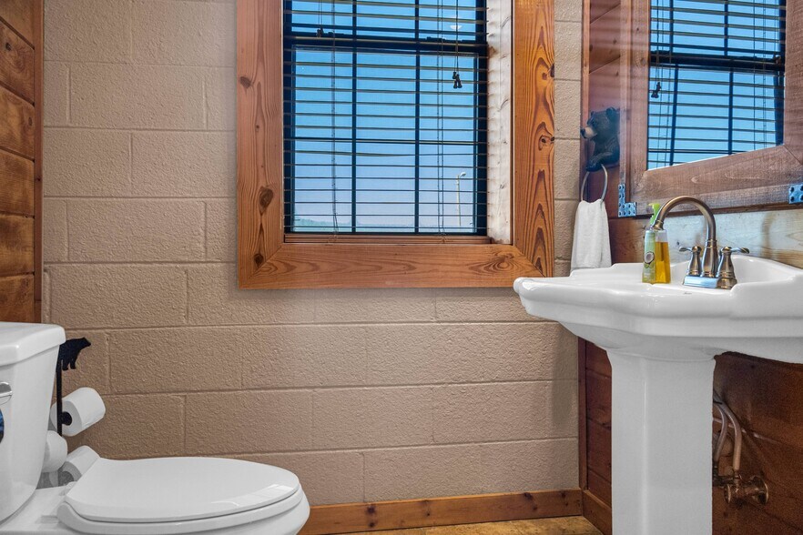 More Photos Of 301 School St, Tellico Plains Freestanding For Sale