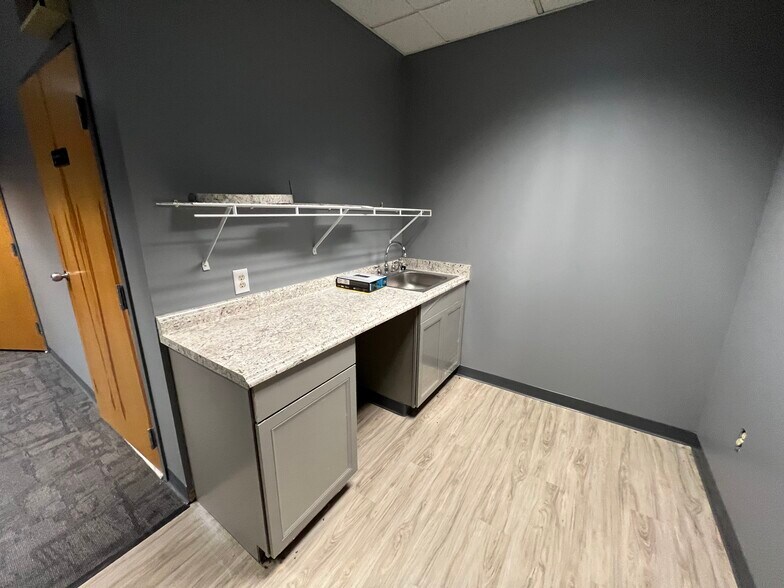 More Photos Of 875 Centerville Rd, Warwick Medical For Lease