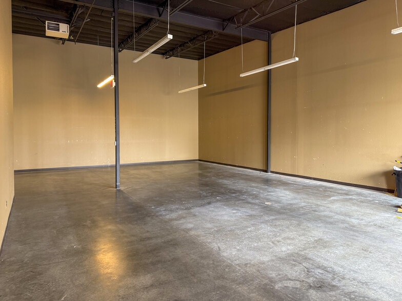 More Photos Of 8073 SE 17th Ave, Portland Freestanding For Lease