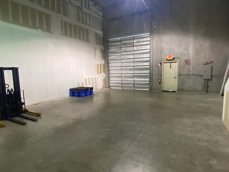 More Photos Of 585 NW Mercantile Pl, Port Saint Lucie Light Manufacturing For Sale