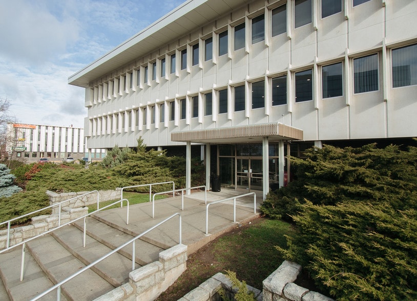 More Photos Of 20 Wynford Dr, Toronto Medical For Lease