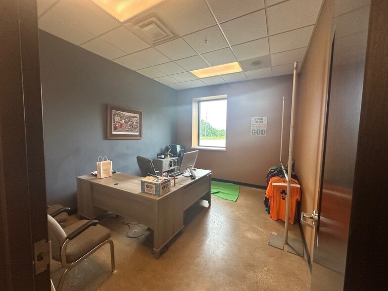 More Photos Of 1815 Morrissey Dr, Bloomington Warehouse For Sale