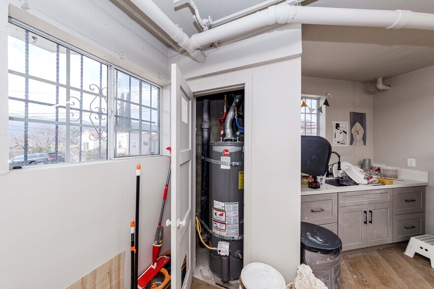 More Photos Of 2870 Foothill Blvd, La Crescenta Office For Sale