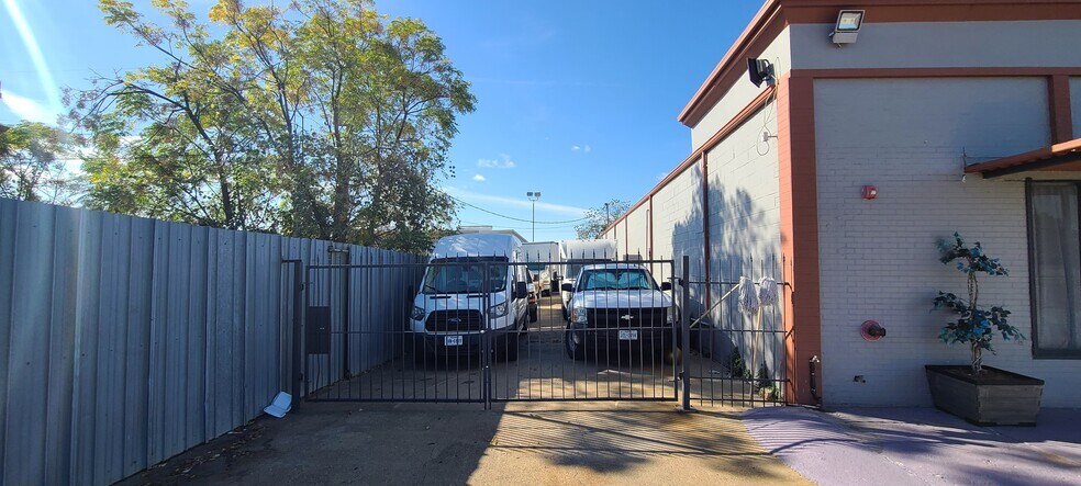 More Photos Of 5520 Military Pky, Dallas Industrial For Sale