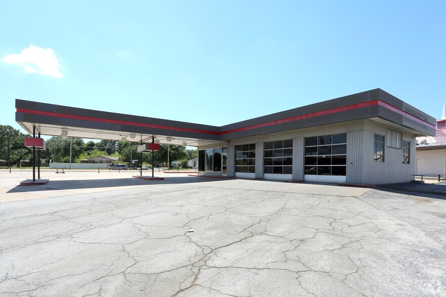 More Photos Of 8101 E Skelly Dr, Tulsa Auto Dealership For Lease