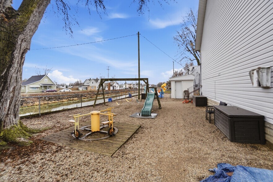 More Photos Of 213 N Broadway St, Spencerville Flex For Sale