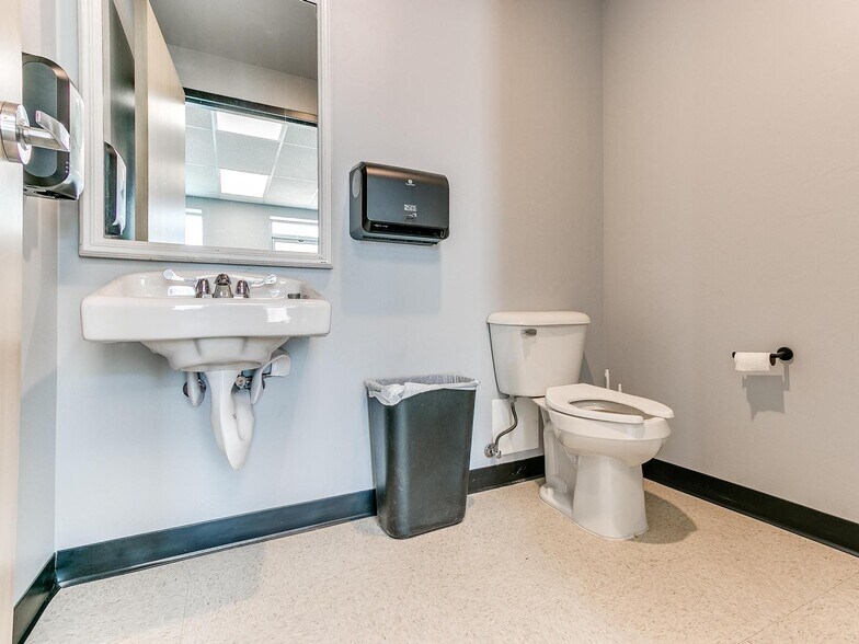 More Photos Of 505 NE 46th St, Oklahoma City Office For Lease