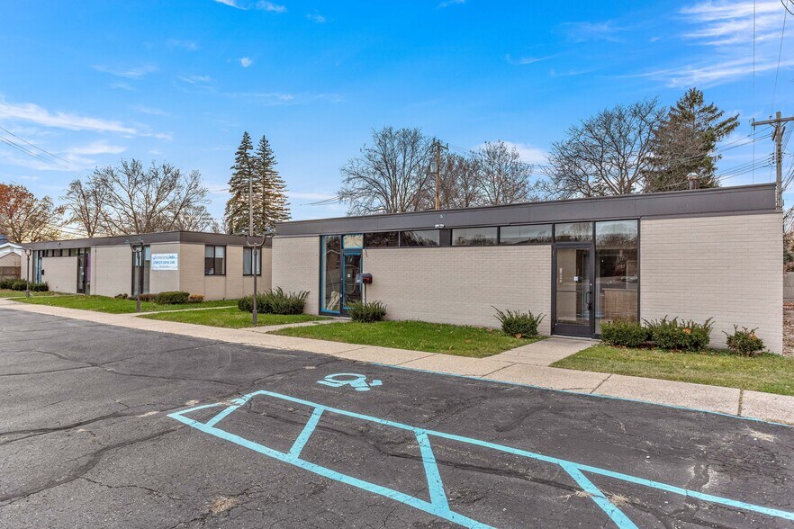 More Photos Of 16975-16991 Farmington Rd, Livonia Medical For Lease