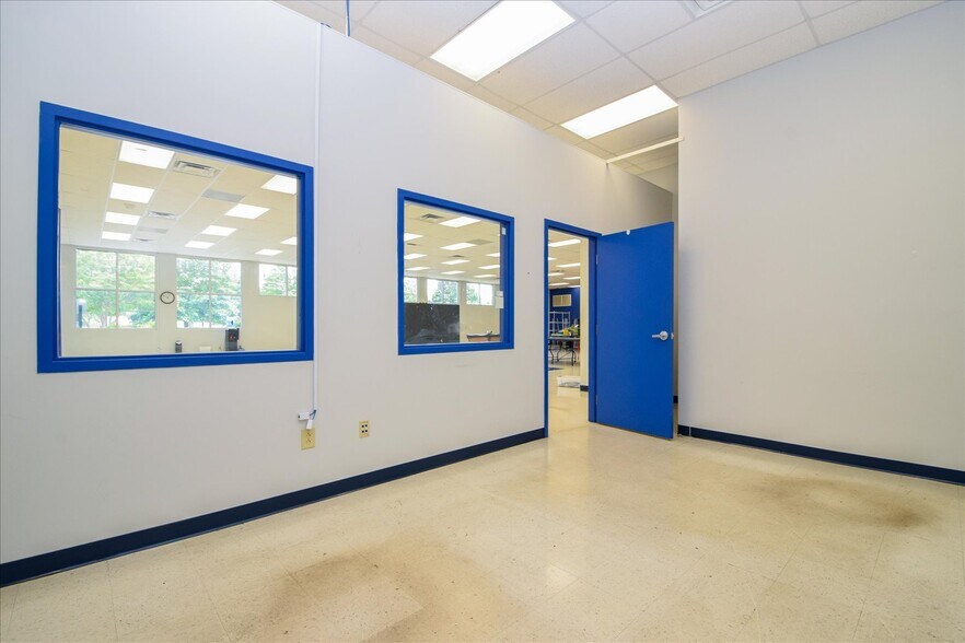 More Photos Of 2502 Melrose Ave NW, Roanoke Storefront Retail Office For Lease