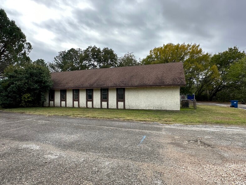 More Photos Of 1505 E Henderson St, Cleburne Office For Sale