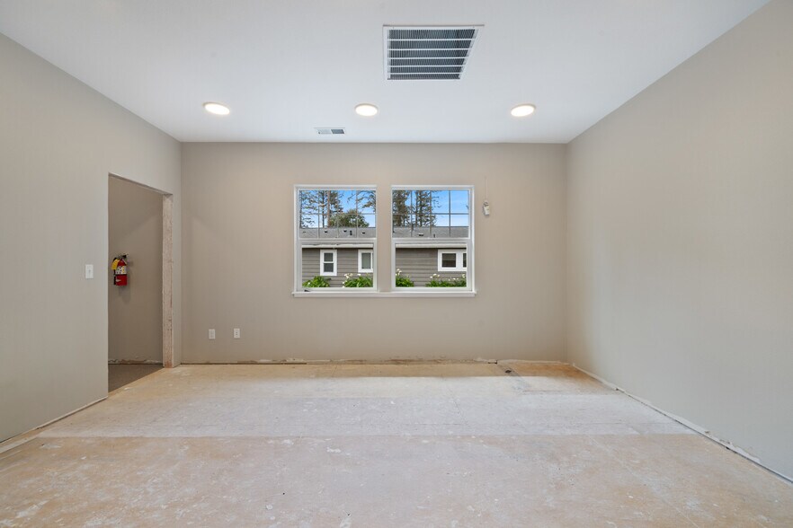 More Photos Of 2210 NE 22nd St, Lincoln City Office For Lease