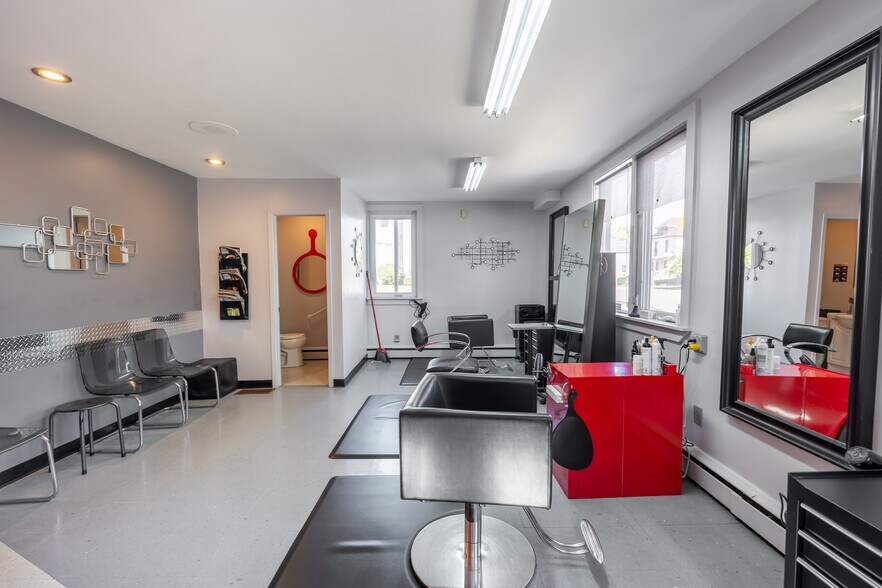 More Photos Of 219 Lochiel St, Sarnia General Retail For Sale