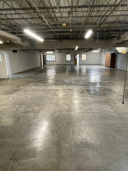 More Photos Of 2409 Sycamore Dr, Knoxville Showroom For Sale