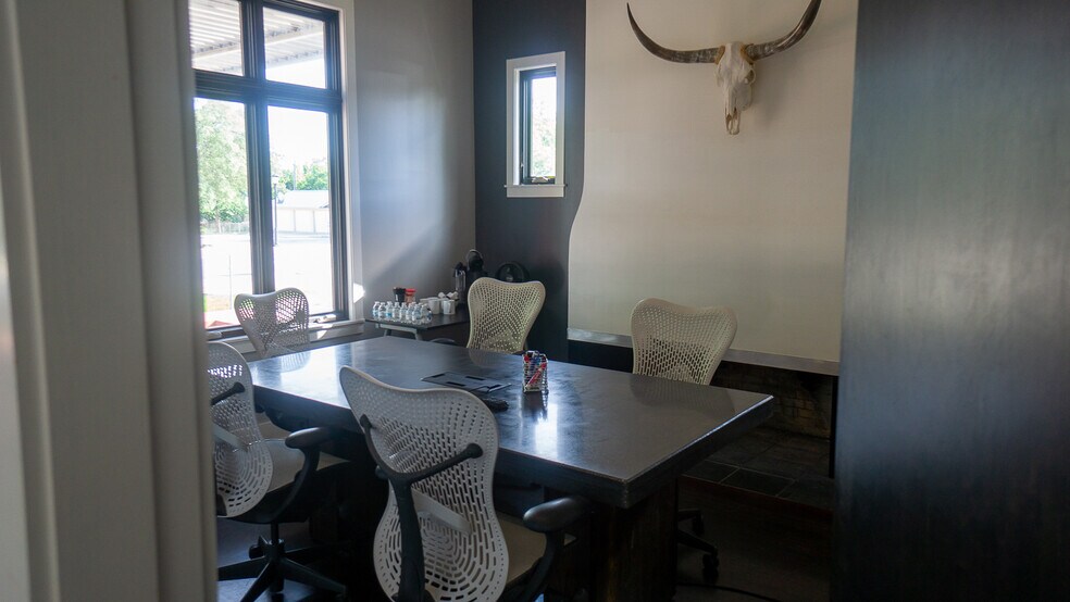 More Photos Of 106 Bagdad Ave W, Round Rock Office For Sale