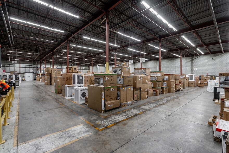 More Photos Of 1415 32e Avenue, Montréal Distribution For Lease